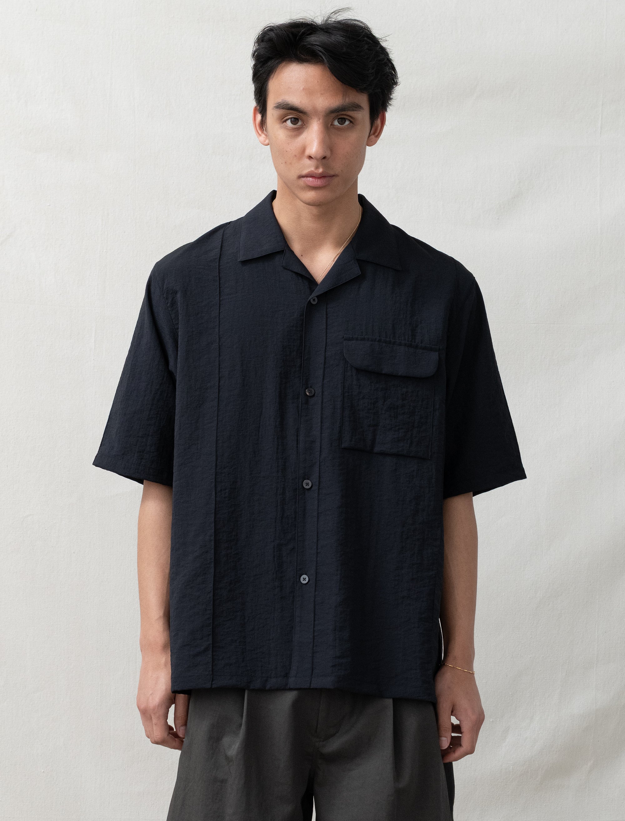 still by hand Half Sleeve Pin Tuck Shirt (Black)