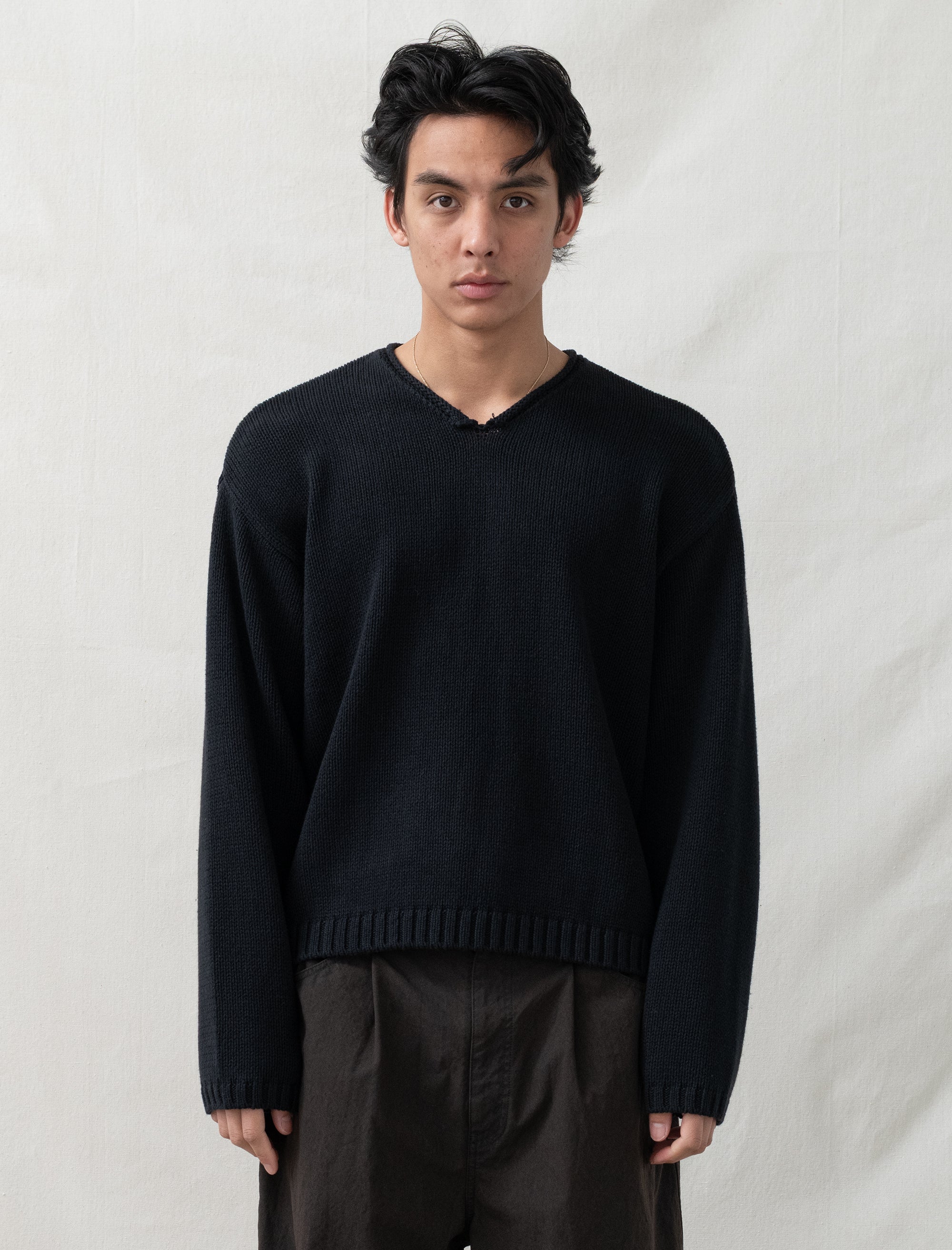 Roll V Neck Sweater (Black)